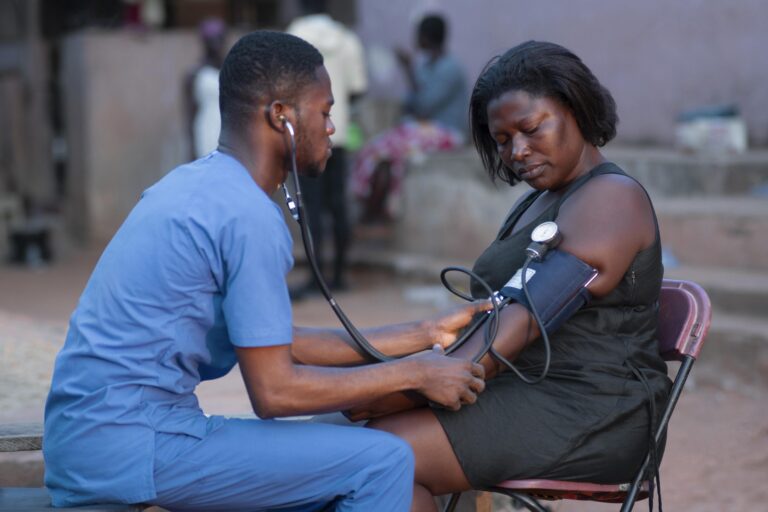 africa-humanitarian-aid-doctor-taking-care-patient (1)